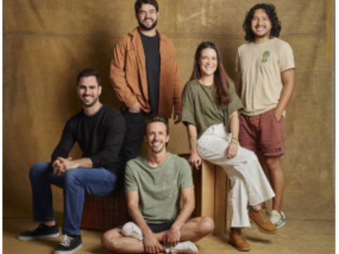 picture of the 5 founders of Clicampo on a yellow-brown background