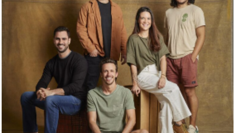 picture of the 5 founders of Clicampo on a yellow-brown background